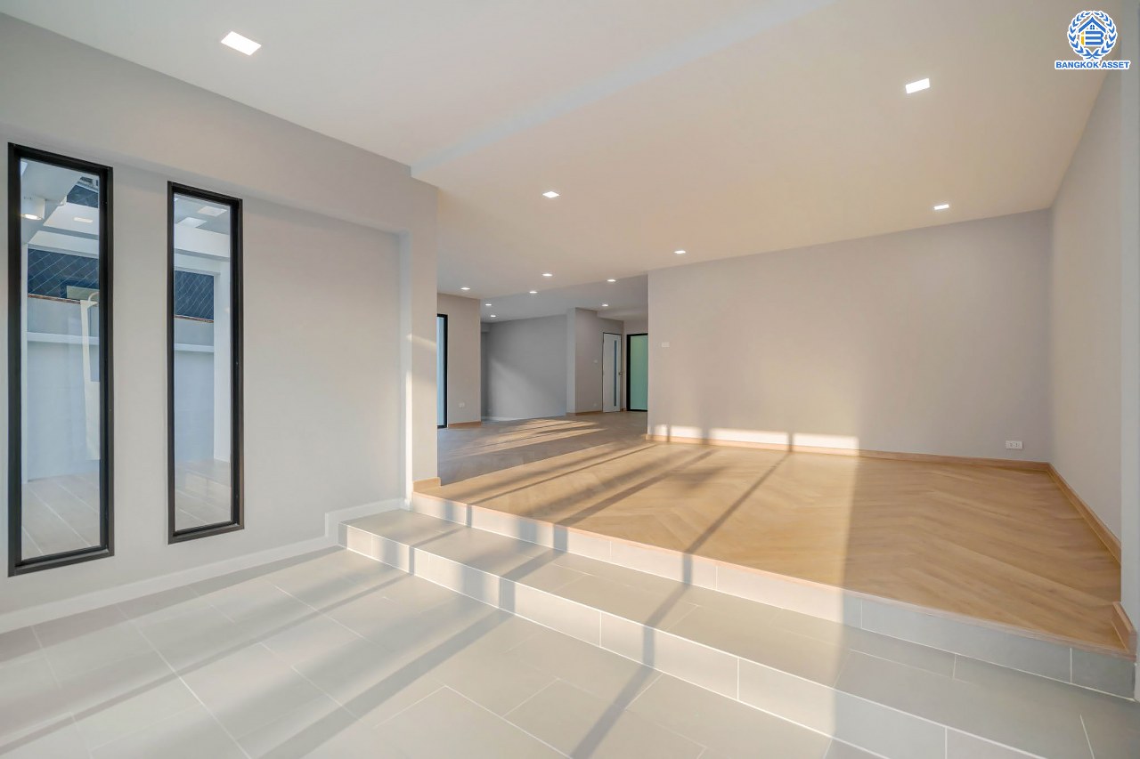 บ้านมือสองตกแต่งใหม่ ดีไซน์สวย โครงการ ลาดพร้าว130 ลาดพร้าว หลังใหญ่ถึง 154 ตร.ว. ฟังก์ชัน 4 ห้องนอน 5 ห้องน้ำ 1 ห้องแม่บ้าน จอดรถได้ 2 คัน พื้นที่ใช้สอยกว่า 589 ตร.ม. รองรับทุกกิจกรรม บนทำเลเชื่อมต่อหลายเส้นทาง อาทิ ถนนรัชดาภิเษก, ถนนเสรีไทย, ถนนรามคำแหง ใกล้จุดขึ้นทางด่วน "ฉลองรัช" ใกล้รถไฟฟ้าสายสีเหลือง "สถานีลาดพร้าว101" และรถไฟฟ้าสายสีส้ม "หัวหมาก"